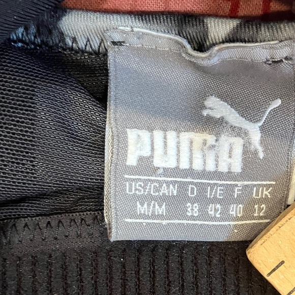 Puma women’s medium Black and Gray Floral Sports Bra - Picture 6 of 10